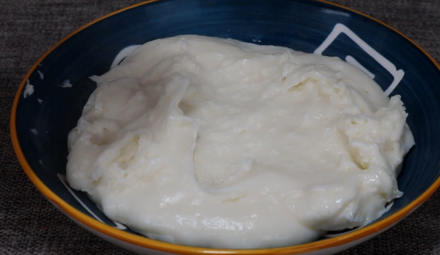 牛奶布丁的做法，牛奶布丁的做法最简单（2盒牛奶倒入锅中）