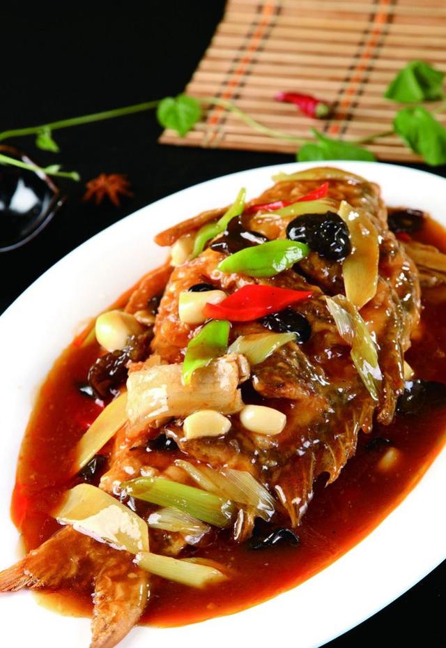 鱼尾巴怎么烧好吃，鱼尾怎么烧好吃法大全（三十斤的鲤鱼做全鱼宴）