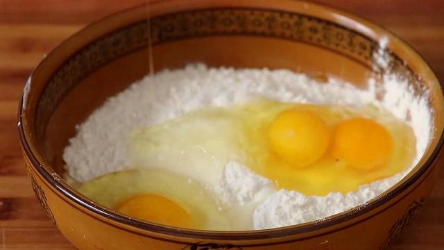 鸡蛋怎么做好吃又简单，鸡蛋好吃的4种简单的做法（面粉加3个鸡蛋）