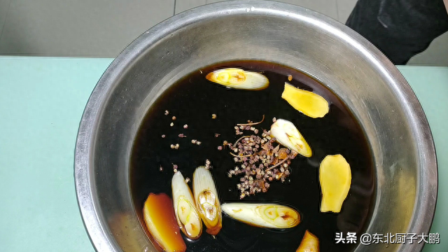 猪腱子肉怎么做好吃法，《酱腱子肉》两种腱子一锅出