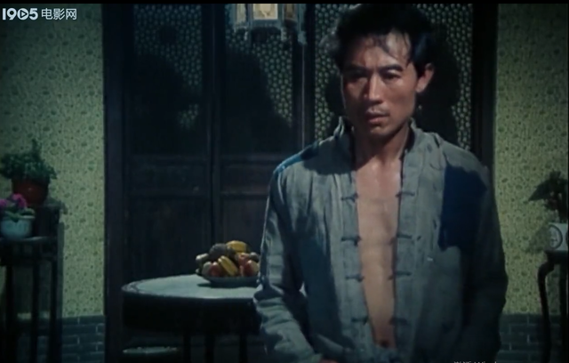 童年第三章主要内容，童年第三章主要内容概括10字（《小花》原著《桐柏英雄》的故事梗概）