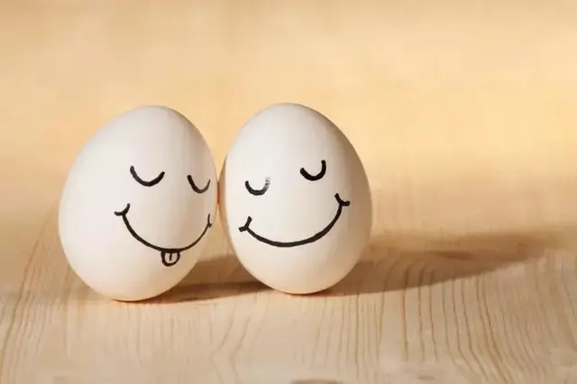 野鸡蛋和普通鸡蛋的区别，真正的野鸡蛋图片（土鸡蛋都是“白皮蛋”）