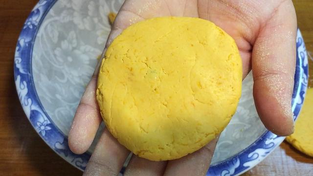 南瓜饼怎么做好吃又简单，发面南瓜饼怎么做好吃又简单（南瓜饼最好吃的做法）