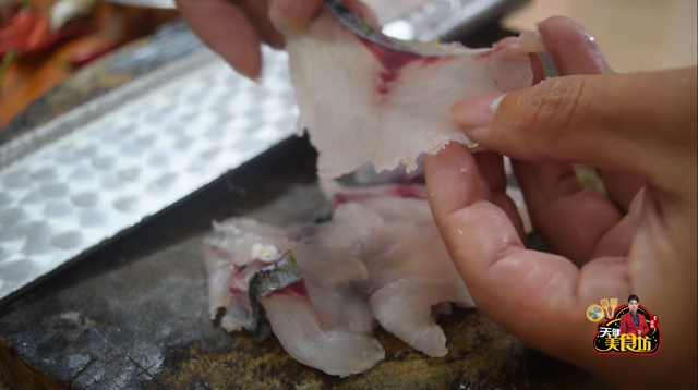 正宗家常酸菜鱼怎么做，正宗酸菜鱼怎么做好吃（每个步骤都讲得非常详细）