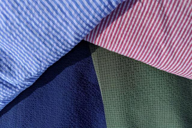 泡泡纱是什么面料，泡泡纱面料的优缺点（为什么说泡泡纱是夏日男士的穿搭首选面料）