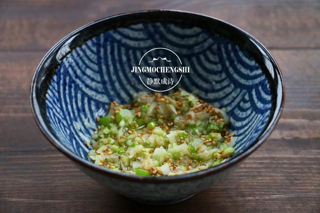 饺子汤的做法，素三鲜饺子蒸几分钟（我家冬天就爱吃酸汤水饺）