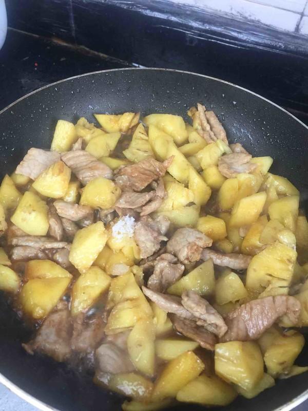 菠萝炒肉怎么做，菠萝炒虾仁的做法（炒肉好吃的“法宝”）