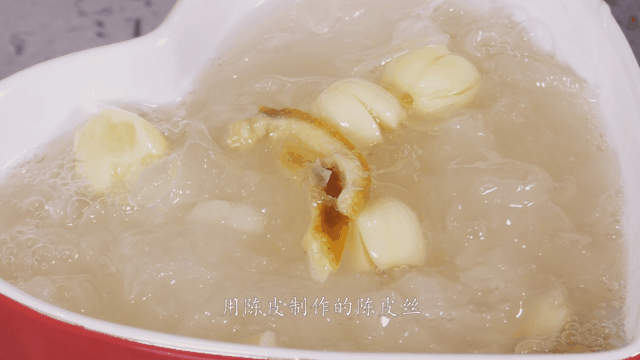 莲子羹怎么做，莲子汤怎么做（银耳莲子羹的简单做法）