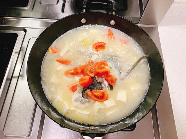 番茄鱼头汤有什么作用，西红柿鱼头汤的功效作用（别忘了加一种食材）