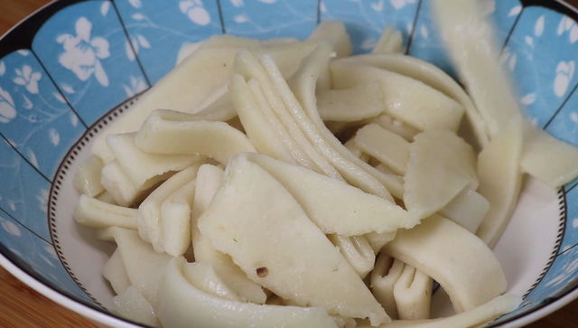 擀面皮的制作方法，擀面皮做法（一碗面粉倒进滚烫开水中）