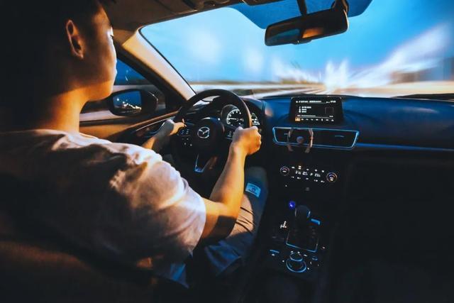 车贷存晚了怎么让扣款，车贷还款错过扣款时间怎么办（汽车贷款逾期多久收车）