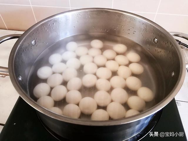 煮汤圆用冷水还是热水，煮汤圆用冷水还是热水下锅（煮汤圆，冷水下锅还是开水下锅）