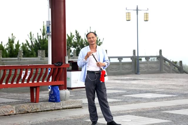 学吹唢呐最快的方法，怎样快速学会吹唢呐（在信丰传了四代人的唢呐）