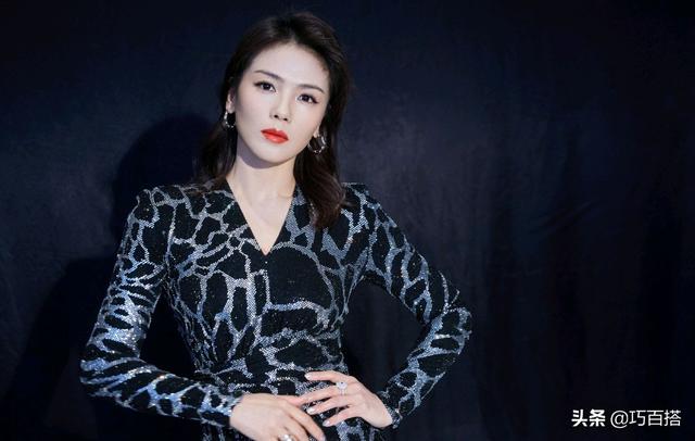 豹纹连衣裙怎么搭配好看，豹纹连衣裙怎么搭配好看女（黑白款豹纹连衣裙竟然穿出小女人感觉）