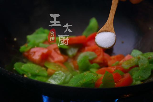 莴笋炒西红柿鸡蛋的家常做法，莴笋番茄炒蛋（适合春季吃的营养餐——番茄炒莴笋）