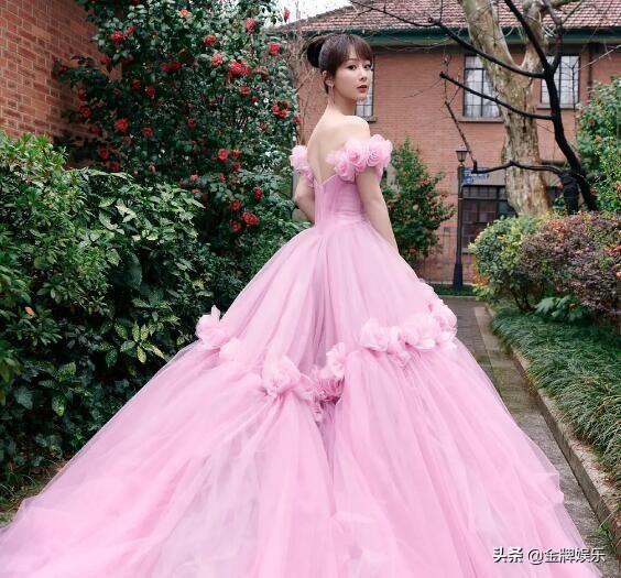 Angelababy ★杨颖套图3套，angelababy是谁（2021年微博之夜红毯走秀）