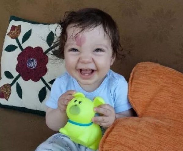 一杯纯色的红酒 一脸鲜红的吻痕，一杯纯色的红酒英语（小男孩被“爱神”附体图片）