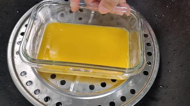 牛奶布丁做法，用吉利丁片做牛奶布丁的做法（一盒牛奶4个鸡蛋）