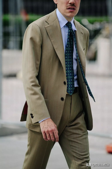 衣服扣子数量有讲究么，衣服扣子在左边还是右边有讲究吗（小小西服袖扣也有如此多讲究）