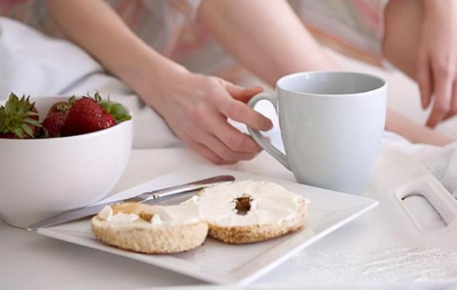 月子里忌大量喝白开水，喝水跟睡觉哪个产奶快（坐月子期间可以多喝水吗）