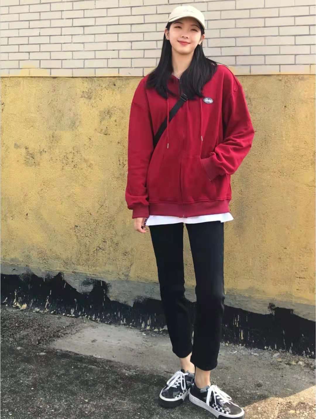 红色卫衣配什么裤子好看,红卫衣怎么穿搭好看