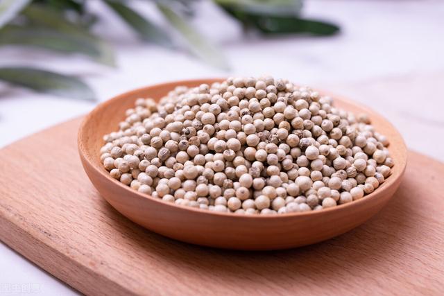 白胡椒粉的功效与作用及食用方法，白胡椒粉的功效与作用及食用量（“黑胡椒”和“白胡椒”区别这么大）
