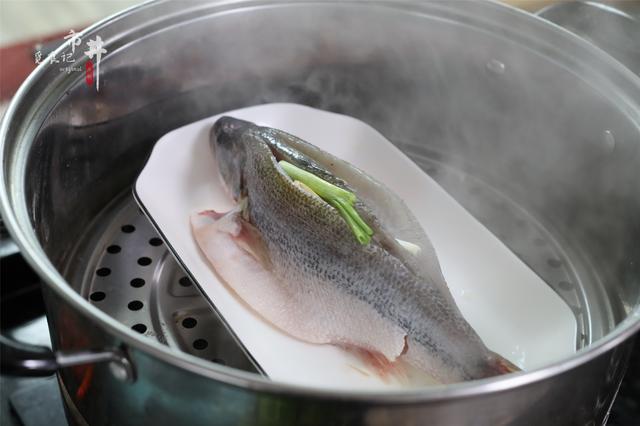 鲈鱼蒸多少分钟，鲈鱼要蒸多少分钟（用冷水还是热水蒸）