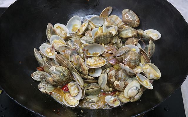 炒花甲怎么炒好吃，爆炒花甲怎么做（家常菜爆炒花甲）