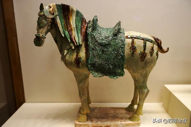 唐三彩是哪三彩，唐三彩有什么（西安、洛阳两地出土的唐三彩）