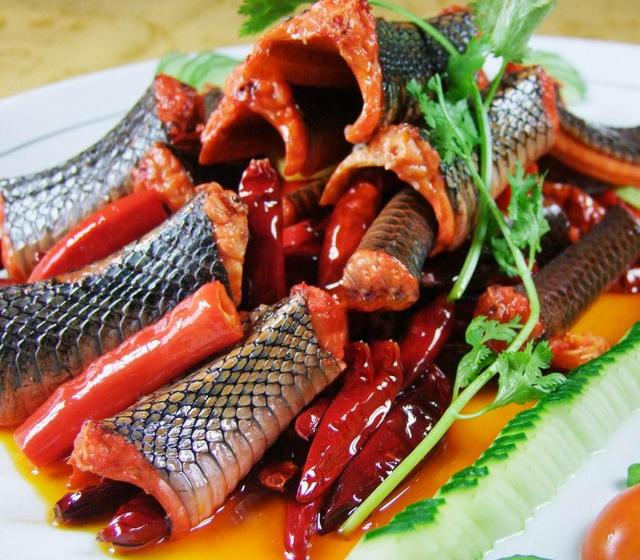 蛇肉能吃吗，爱医生解读吃蛇的好处与坏处
