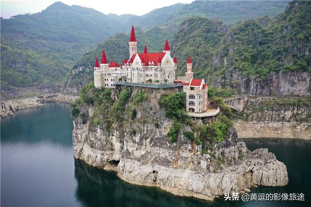 遗世而独立是形容什么，遗世而独立是形容什么动物（中国版“霍格沃茨”矗立山环水绕间）