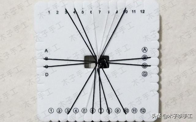 手机挂绳怎么装在手机壳上，手机壳怎么穿挂绳（用方形盘编器做的手机挂绳的编法图解）