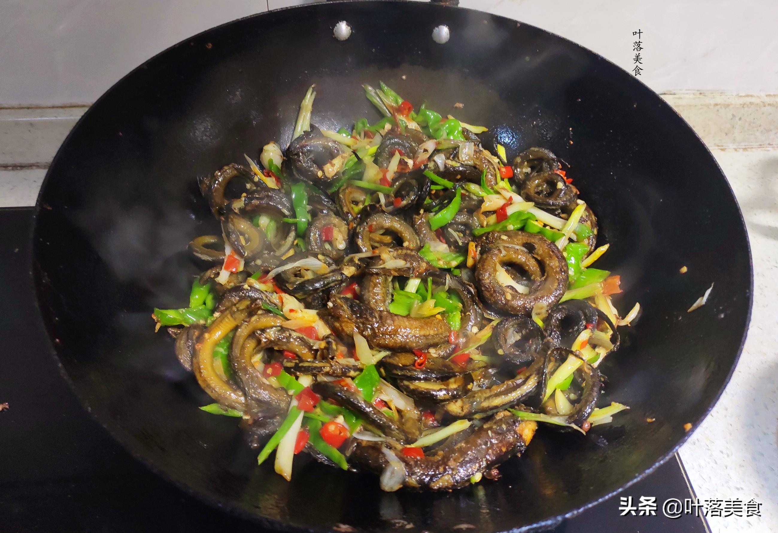 点硬的黄鳝稍微软化一下,吃时口感更好,待汤汁收干,撒上藠头叶和蒜叶