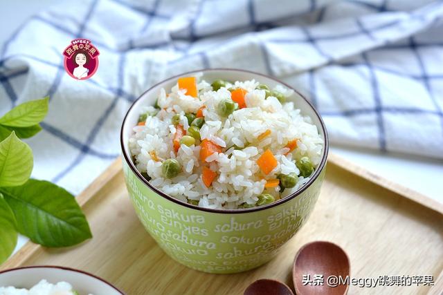 豌豆焖饭制作方法，豌豆焖饭怎么做电饭锅（加2料比白米饭营养翻倍）