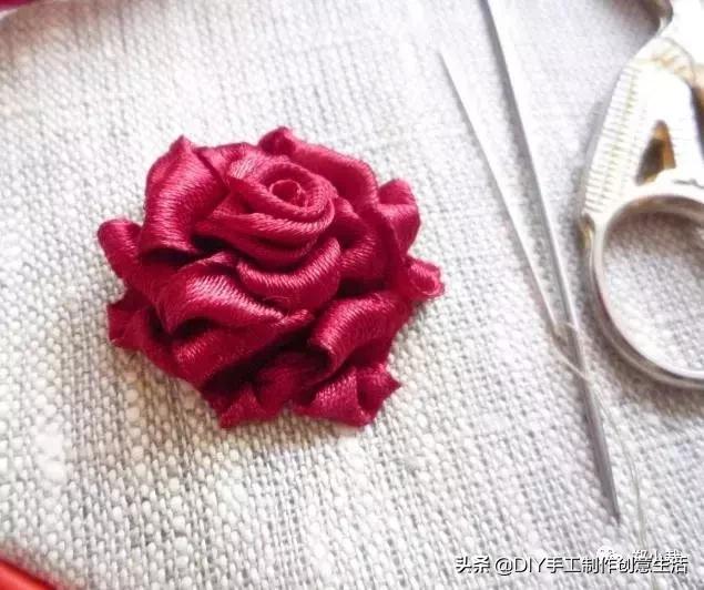 丝带玫瑰花教程，漂亮的丝带玫瑰蝴蝶结发卡（缝制精致好看的玫瑰丝带绣）