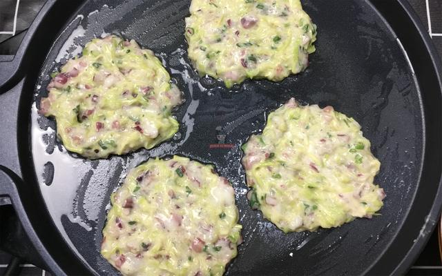 蔬菜海鲜饼做法图解，蔬菜鱼饼的做法（早餐真是太好吃了）