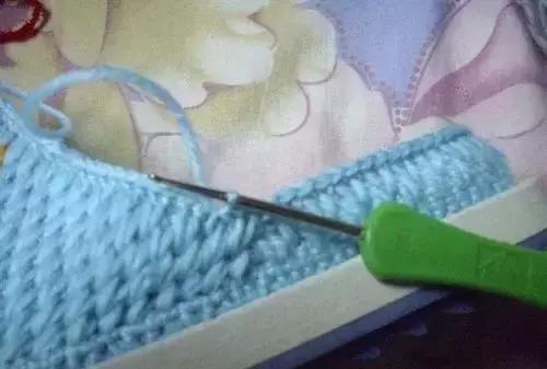 怎么钩毛线拖鞋，学钩毛线拖鞋视频教程（钩针编织的蝴蝶图案的棉拖鞋）