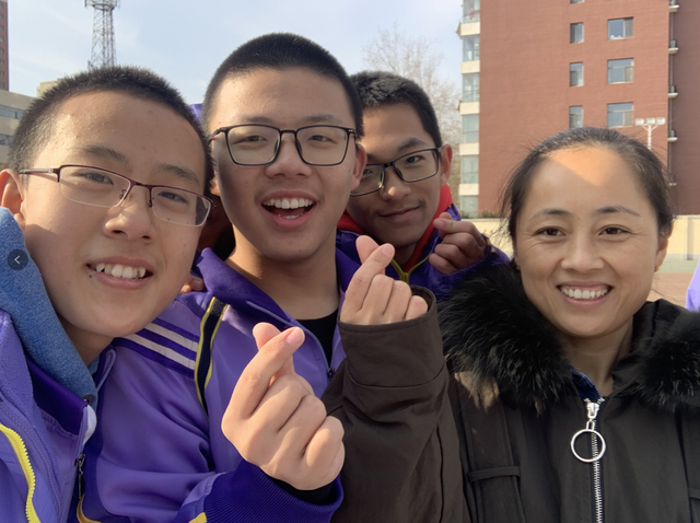 感谢老师的锦旗，表达感谢老师的锦旗标语（河北家长给老师送来锦旗和感谢信）