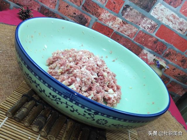 肉三鲜馅怎么调好吃，肉三鲜馅怎么调好吃视频（老师傅教你肉三鲜水饺经典做法）