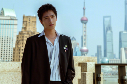 蒙奇奇项链真假如何鉴别，蒙奇奇项链正版多少钱一个（穿睡衣风衬衫矜贵成公子哥）