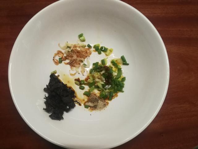 家常馄饨汤怎么调，馄饨汤怎样调制才鲜美（10年店主教你用开水调小馄饨汤）