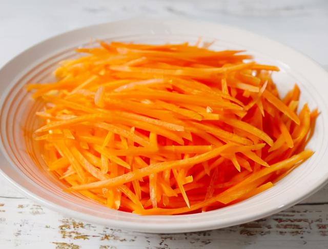 油炸胡萝卜丸子怎么做，怎样油炸萝卜丸子（1根胡萝卜1把香菜）