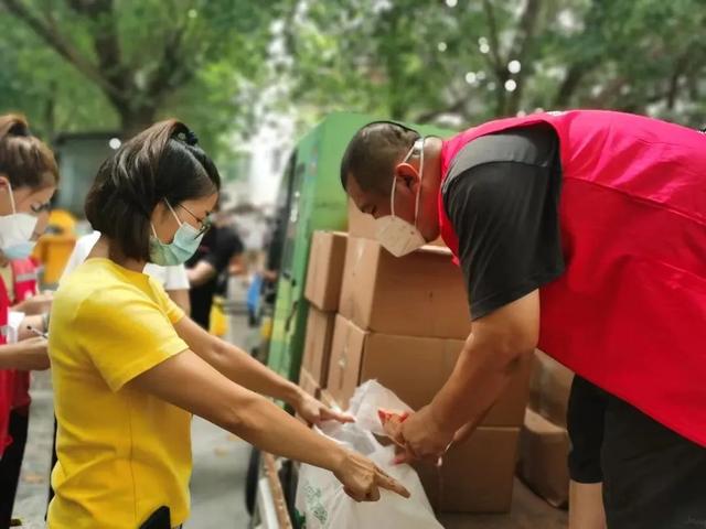 在一起电视剧演员表，我要和你在一起电视剧演员表（张嘉译、海清、蒋欣、靳东、雷佳音等众星演绎《在一起》）