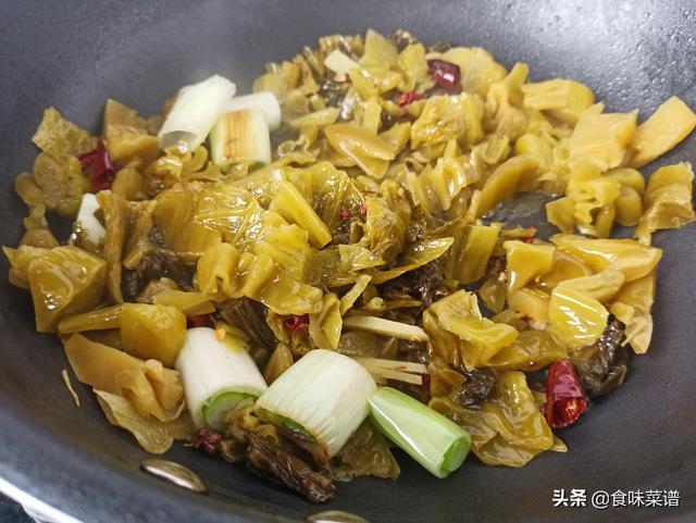 鲤鱼可以做酸菜鱼吗，酸菜鲤鱼的做法和步骤（饭店的酸菜鱼为啥好吃）