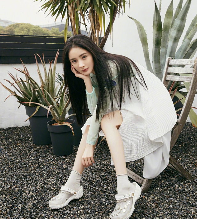 crocs属于什么档次鞋，crocs是什么鞋（时尚女王意外hold不住）