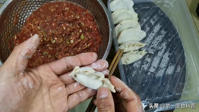 牛肉餃子的餡怎麼調才好吃(這才是牛肉餡餃子最經典做法)