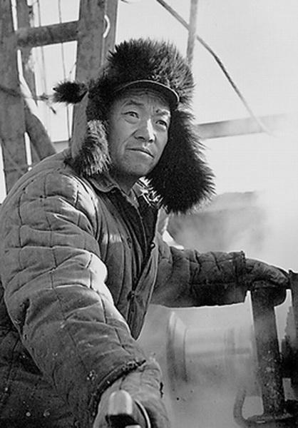 王进喜事迹简介，王进喜的事迹（“铁人”王进喜是国家的“老黄牛”）