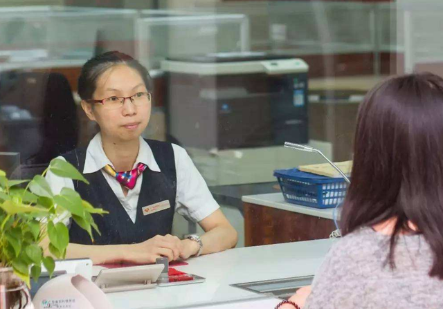 银行什么时候下班，银行几点下班（为什么银行每天下午四五点钟就不再办理业务）