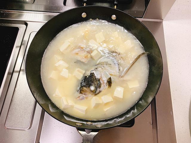 番茄鱼头汤有什么作用，西红柿鱼头汤的功效作用（别忘了加一种食材）