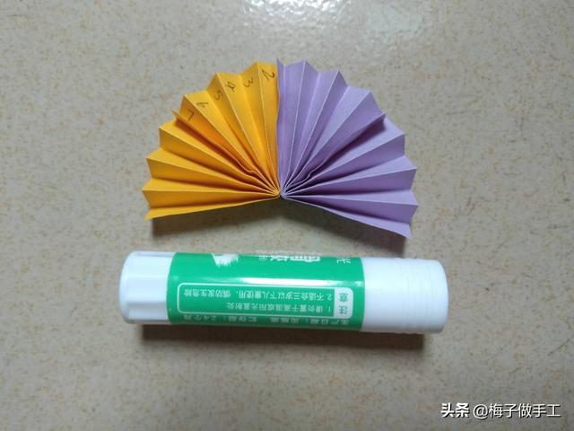 纸扇的折法，纸扇的折法(简单实用)（童年玩具纸扇子怎么折）